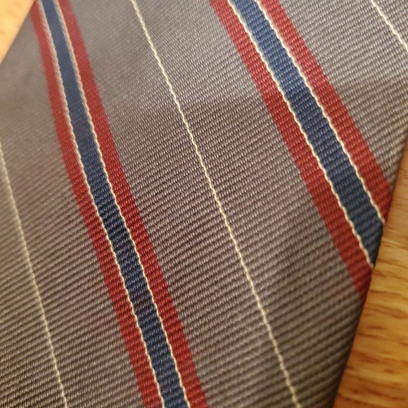 Vintage Made in England Aquascutum Silk Diagonal stripe Gray Blue and Red Tie - Picture 3 of 3